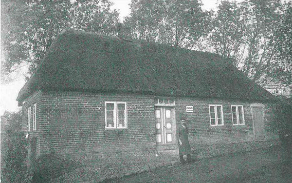 Christian Lembke vor seinem Haus in der Bahnhofstraße, 1929