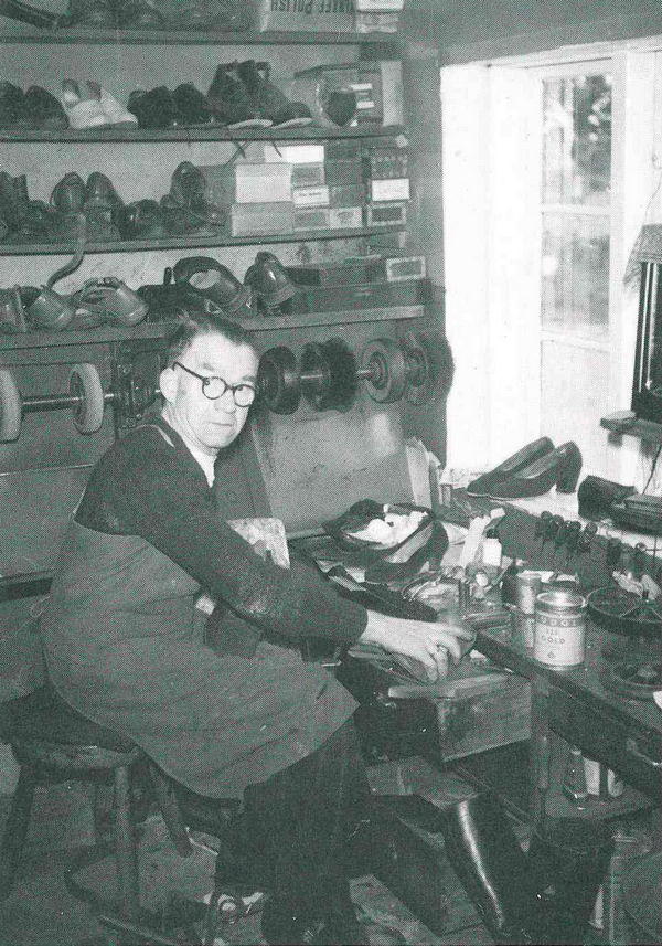 Christian Lembke in seiner Werkstatt, 1930